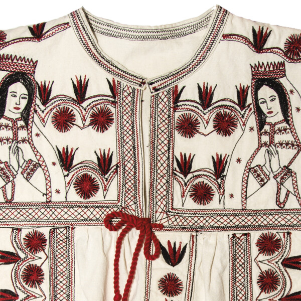 Reina Martínez Vásquez, designed by Epifanio Gómez Jiménez. Blouse of commercial unbleached muslin, hand-led machine embroidered with commercial cotton. Collection of Linda Hanna. Image courtesy of Judith Romero.